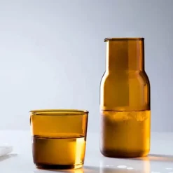 550 ml Wasserkaraffe mit Glas-Set für den Nachttisch – Blau, Bernstein, Blaugrün, Grau