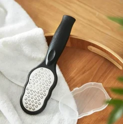 Abgestorbene Hautzellen entfernen - Professionelles Fußpflege-Peeling