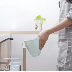 An der Tür hängender Mülleimer – platzsparender Abfalleimer für die Küche