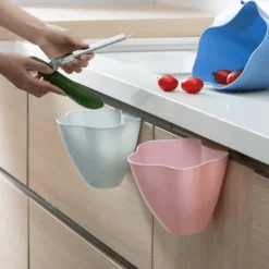 An der Tür hängender Mülleimer – platzsparender Abfalleimer für die Küche