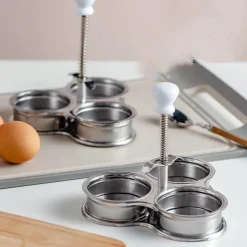 Antihaftbeschichteter Eierkocher aus Edelstahl. Müheloses Pochieren von Eiern