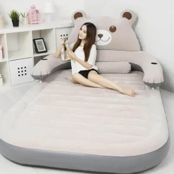 Aufblasbares Bärenbett mit Rückenlehne – Bequemes Cartoon-Design
