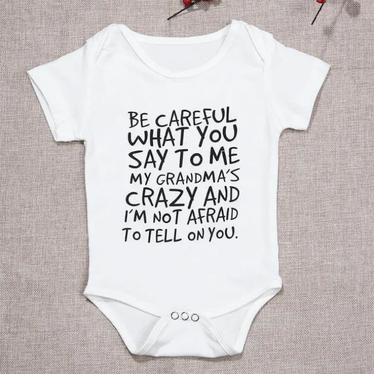 Baby-Body mit lustigem Buchstaben-Aufdruck