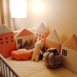 Baumwollkissen mit Krokodilhausmotiv – Dekokissen für Babybett