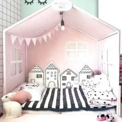 Baumwollkissen mit Krokodilhausmotiv – Dekokissen für Babybett