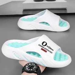 Bequeme orangefarbene Strandpantoffeln mit massierendem Fußbett für ganztägige Entspannung