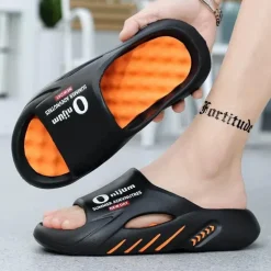 Bequeme orangefarbene Strandpantoffeln mit massierendem Fußbett für ganztägige Entspannung