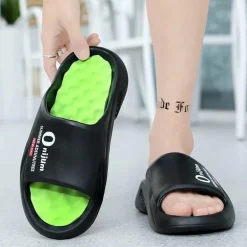 Bequeme orangefarbene Strandpantoffeln mit massierendem Fußbett für ganztägige Entspannung