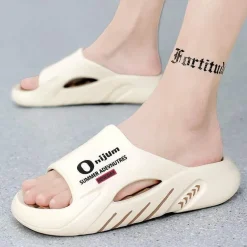 Bequeme orangefarbene Strandpantoffeln mit massierendem Fußbett für ganztägige Entspannung