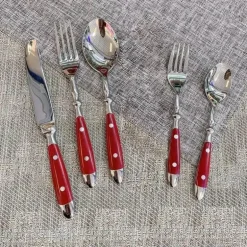 Besteckset aus Edelstahl - Gabeln, Löffel, Messer