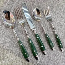 Besteckset aus Edelstahl - Gabeln, Löffel, Messer