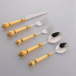 Besteckset aus Edelstahl – Gabeln, Löffel, Messer zum Essen