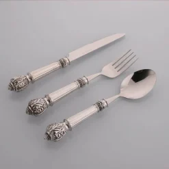 Besteckset aus Edelstahl – Gabeln, Löffel, Messer zum Essen