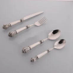 Besteckset aus Edelstahl – Gabeln, Löffel, Messer zum Essen