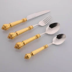 Besteckset aus Edelstahl – Gabeln, Löffel, Messer zum Essen