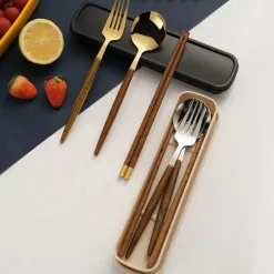 Besteckset aus Edelstahl – Küchenutensilien mit Holzgriff