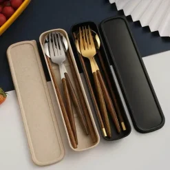 Besteckset aus Edelstahl – Küchenutensilien mit Holzgriff