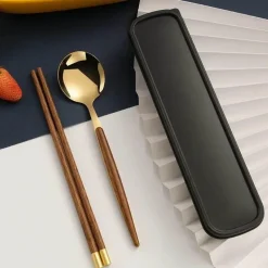 Besteckset aus Edelstahl – Küchenutensilien mit Holzgriff