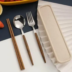 Besteckset aus Edelstahl – Küchenutensilien mit Holzgriff