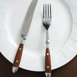 Besteckset mit Holzmaserung – 5-teiliges Geschirrset mit Nietengriff