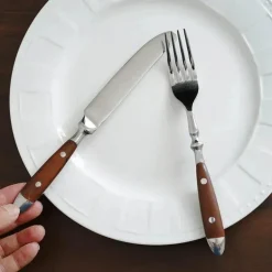 Besteckset mit Holzmaserung – 5-teiliges Geschirrset mit Nietengriff