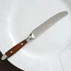 Besteckset mit Holzmaserung – 5-teiliges Geschirrset mit Nietengriff