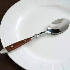 Besteckset mit Holzmaserung – 5-teiliges Geschirrset mit Nietengriff