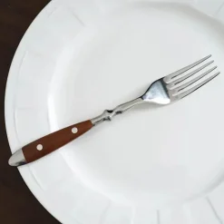 Besteckset mit Holzmaserung – 5-teiliges Geschirrset mit Nietengriff