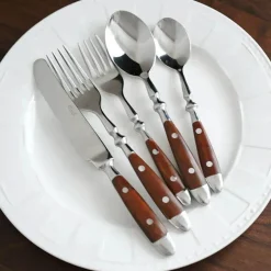 Besteckset mit Holzmaserung – 5-teiliges Geschirrset mit Nietengriff