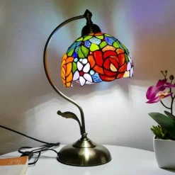 Böhmische Rosen-Tischlampe – floraler Wohndekor-Akzent