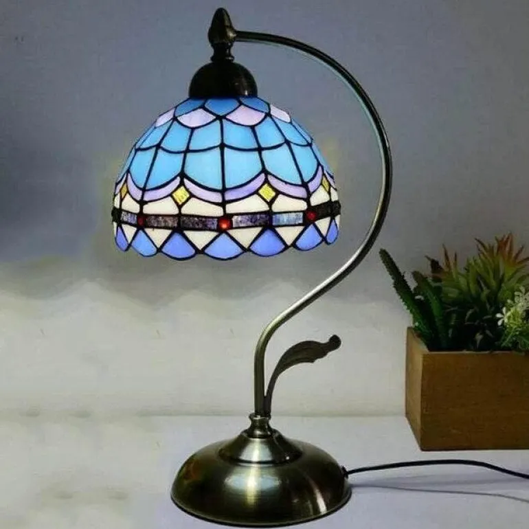 Böhmische Rosen-Tischlampe – floraler Wohndekor-Akzent
