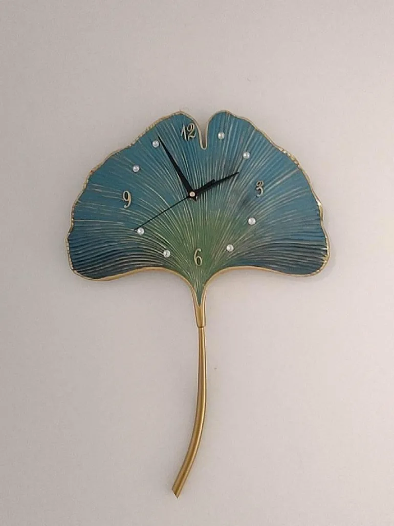 Blatt-Wanduhr – Elegantes, stilles Dekor