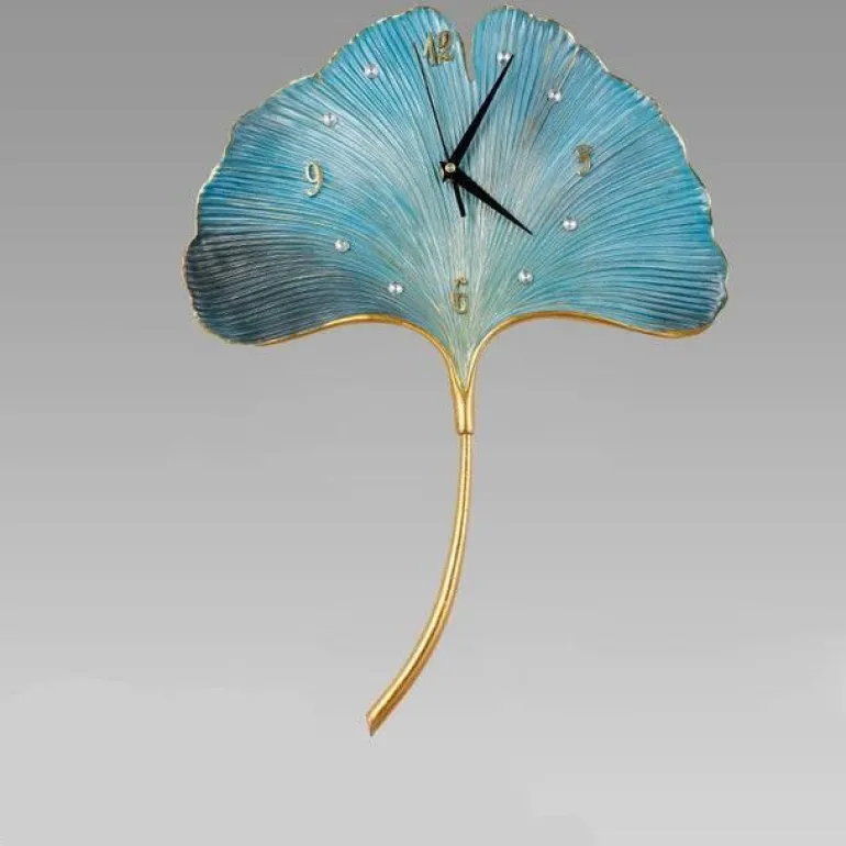 Blatt-Wanduhr – Elegantes, stilles Dekor