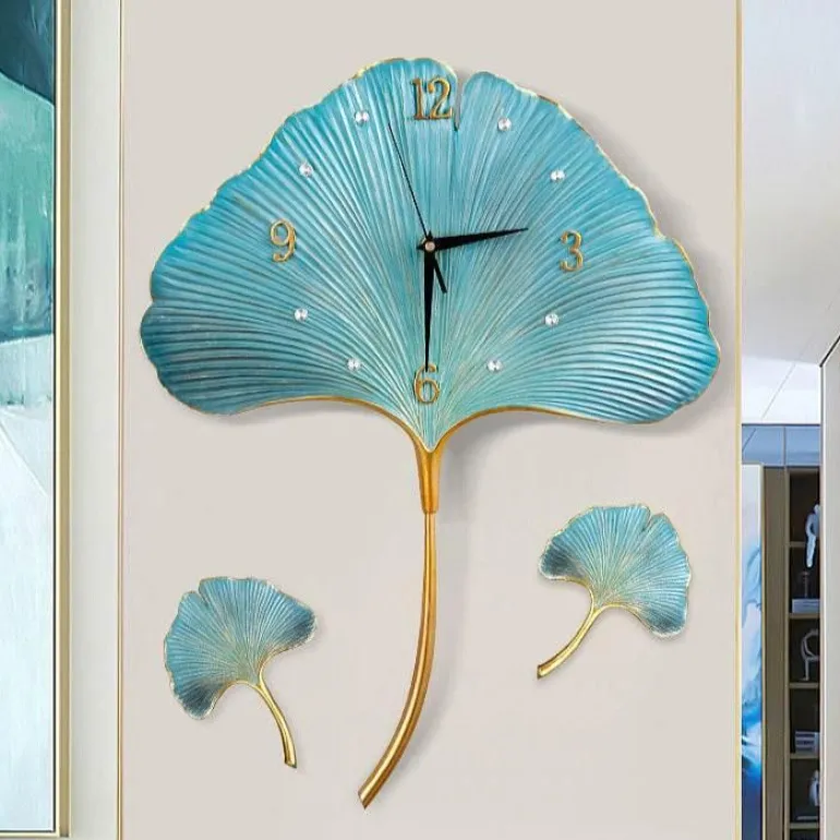 Blatt-Wanduhr – Elegantes, stilles Dekor