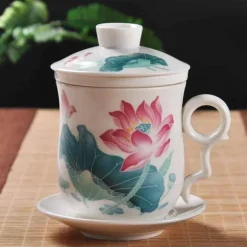 Blau-weiße Teetasse aus Porzellan mit Deckel und Filter