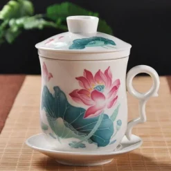 Blau-weiße Teetasse aus Porzellan mit Deckel und Filter