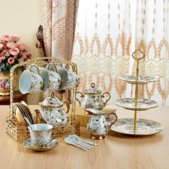 Britisches Porzellan-Teeservice – Kaffeetassen mit goldenem Aufkleber