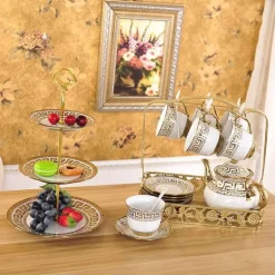 Britisches Porzellan-Teeservice – Kaffeetassen mit goldenem Aufkleber