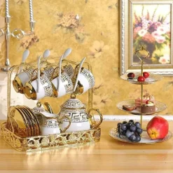 Britisches Porzellan-Teeservice – Kaffeetassen mit goldenem Aufkleber