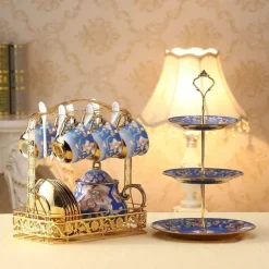 Britisches Porzellan-Teeservice – Kaffeetassen mit goldenem Aufkleber