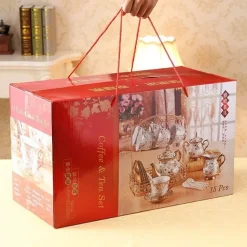 Britisches Porzellan-Teeservice – Kaffeetassen mit goldenem Aufkleber