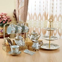 Britisches Porzellan-Teeservice – Kaffeetassen mit goldenem Aufkleber