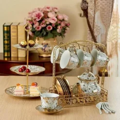 Britisches Porzellan-Teeservice – Kaffeetassen mit goldenem Aufkleber