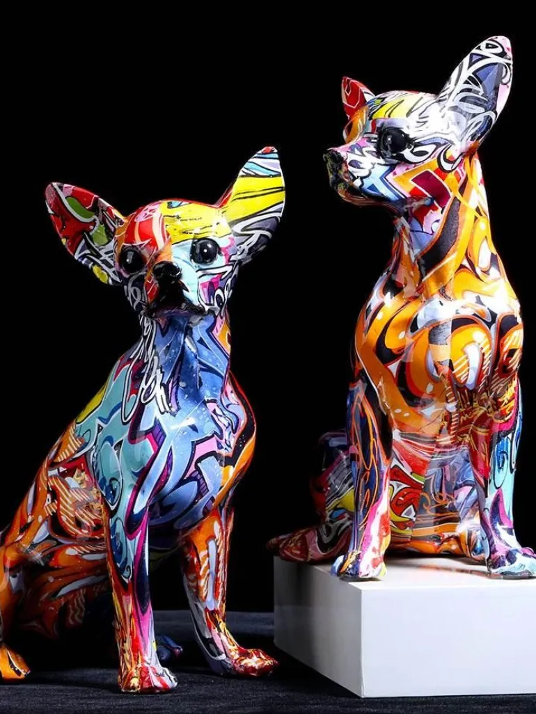 Bunte Chihuahua-Hundestatue aus Kunstharz – moderne Dekofigur