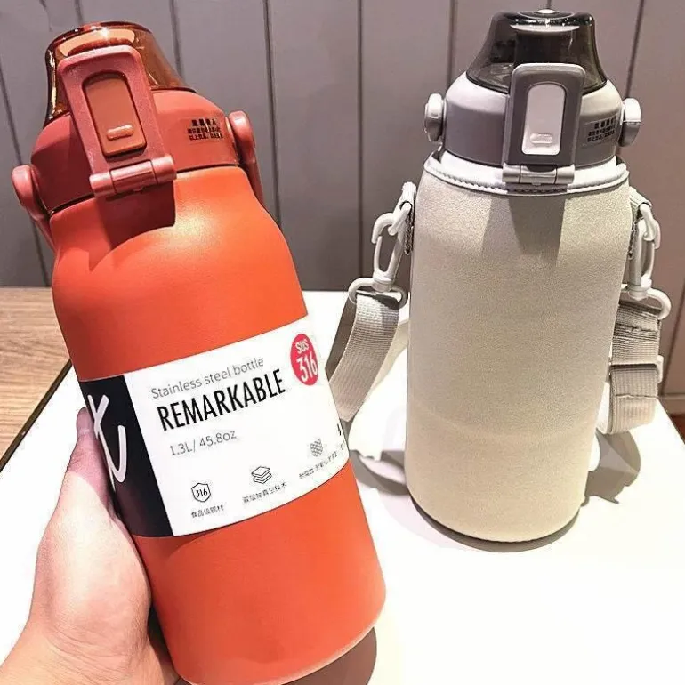 Camping-Thermoskanne aus Edelstahl mit integriertem Strohhalm