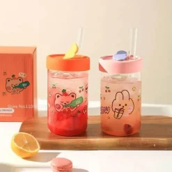 Cartoon-Glasbecher mit Deckel und Strohhalm – 600 ml Trinkgeschirr