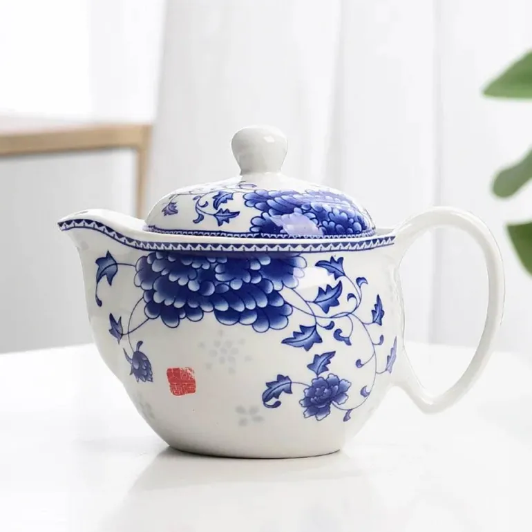 Chinesisches Teekannen-Set aus Porzellan – traditionelle blau-weiße Teekannen-Kollektion
