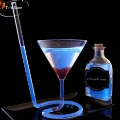 Cocktailglas mit Spiralstrohhalm – Kreativer Partykelch