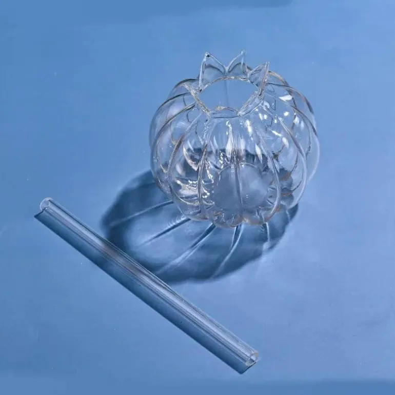 Cocktailglas-Set in Granatapfelform mit wiederverwendbarem Strohhalm