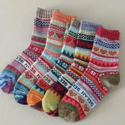Crew-Socken mit Herz-Strickmuster – gemütliche modische Damensocken